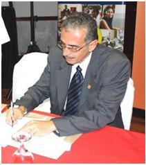 Rodrigo Arias firmando convenio